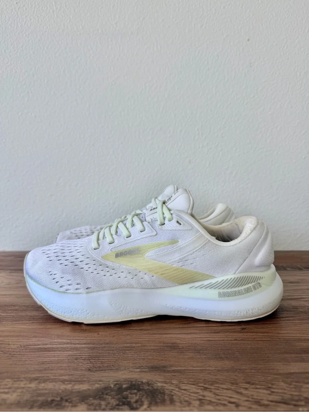 Brooks Women’s Adrenaline GTS 24 in White/Limpet Shell/Alloy (Size: 8.5-B)